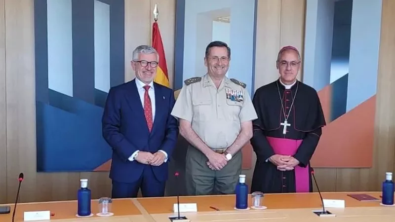 Autoridades participantes en la firma del acuerdo de becas para estudios universitarios de hijos de militares. Autoridades tras la firma del acuerdo de becas para estudios universitarios de hijos de militares.