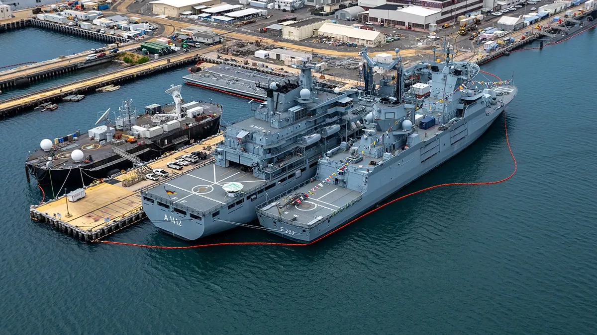 La Fragata Baden-Wurttemberg (F-222) y el Buque de Reabastecimiento de la Clase Berlin Frankfurt Am Main (A-1412) de la Marina Alemana.Foto: DIVDS (Defense Visual Information Distribution Service). La Fragata Baden-Wurttemberg (F-222) y el Buque de Reabastecimiento de la Clase Berlin Frankfurt Am Main (A-1412) de la Marina Alemana.Foto: DIVDS (Defense Visual Information Distribution Service).