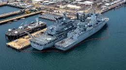 La Fragata Baden-Wurttemberg (F-222) y el Buque de Reabastecimiento de la Clase Berlin Frankfurt Am Main (A-1412) de la Marina Alemana.Foto: DIVDS (Defense Visual Information Distribution Service).