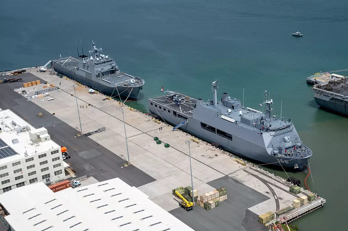 El Buque Multiproposito de la Clase Makassar BAP Pisco (AMP-156) de la Marina de Guerra del Peru y el Buque de Asalto Anfibio ROKS Cheon Wang Bong (LST-687) de la Armada de la Republica de Corea del Sur. Foto: DIVDS (Defense Visual Information Distribution Service). El Buque Multiproposito de la Clase Makassar BAP Pisco (AMP-156) de la Marina de Guerra del Peru y el Buque de Asalto Anfibio ROKS Cheon Wang Bong (LST-687) de la Armada de la Republica de Corea del Sur. Foto: DIVDS (Defense Visual Information Distribution Service).