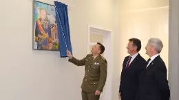 Foto del acto de renombramiento de la "Sala General Elorza", presidido por Juan Escria, director general de GDELS-Santa Brbara Sistemas (centro), acompaado por el general de Divisin Jos Ramn Prez, director de Adquisiciones del Mando de Apoyo Logstico del Ejrcito de Tierra (izquierda).