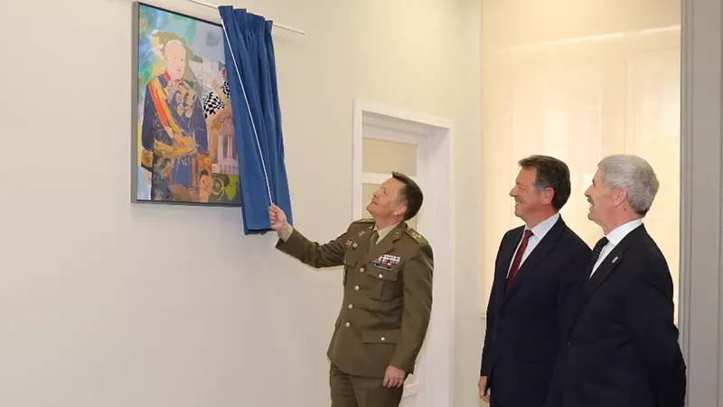 Foto del acto de renombramiento de la "Sala General Elorza", presidido por Juan Escriña, director general de GDELS-Santa Bárbara Sistemas (centro), acompañado por el general de División José Ramón Pérez, director de Adquisiciones del Mando de Apoyo Logístico del Ejército de Tierra (izquierda). Foto del acto de renombramiento de la "Sala General Elorza", presidido por Juan Escriña, director general de GDELS-Santa Bárbara Sistemas (centro), acompañado por el general de División José Ramón Pérez, director de Adquisiciones del Mando de Apoyo Logístico del Ejército de Tierra (izquierda).