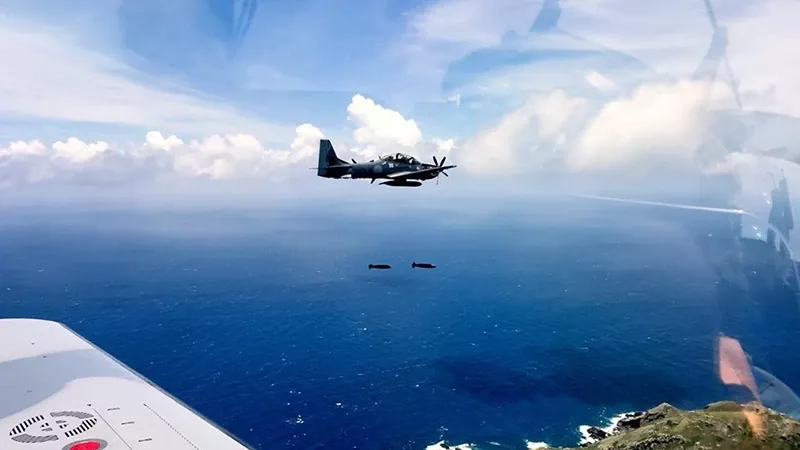 Lanzamiento de bombas de práctica de carga inerte de 500 libras BDU-50 sobre blancos de práctica en la isla Alto Velo. Foto: FARD Lanzamiento de bombas de práctica de carga inerte de 500 libras BDU-50 sobre blancos de práctica en la isla Alto Velo. Foto: FARD