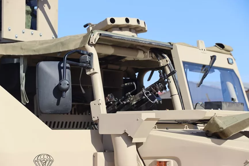 Detalle de la parte delantera del VMOE, se puede ver la ametralladora “Minimi”. instalada en un afuste en la parte delantera y en el techo el sistema de lanzamiento de fumígenos ROSY. Foto: Julio Maíz