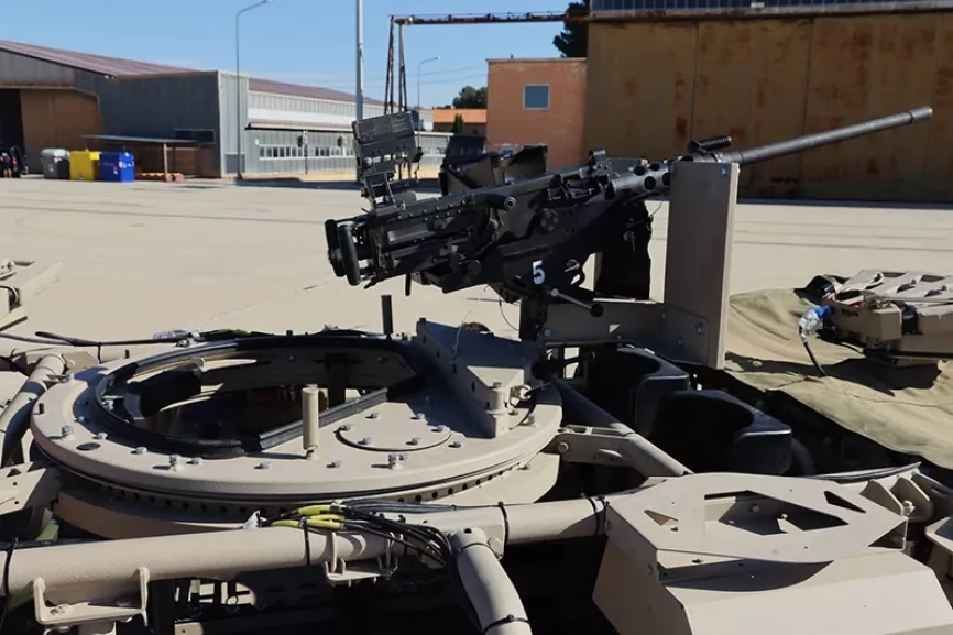 En la parte superior del VMOE lleva un anillo de giro, en el que se instala el afuste para una arma, como la ametralladora pesada Browning 12,70 mm. Foto: Julio Maíz