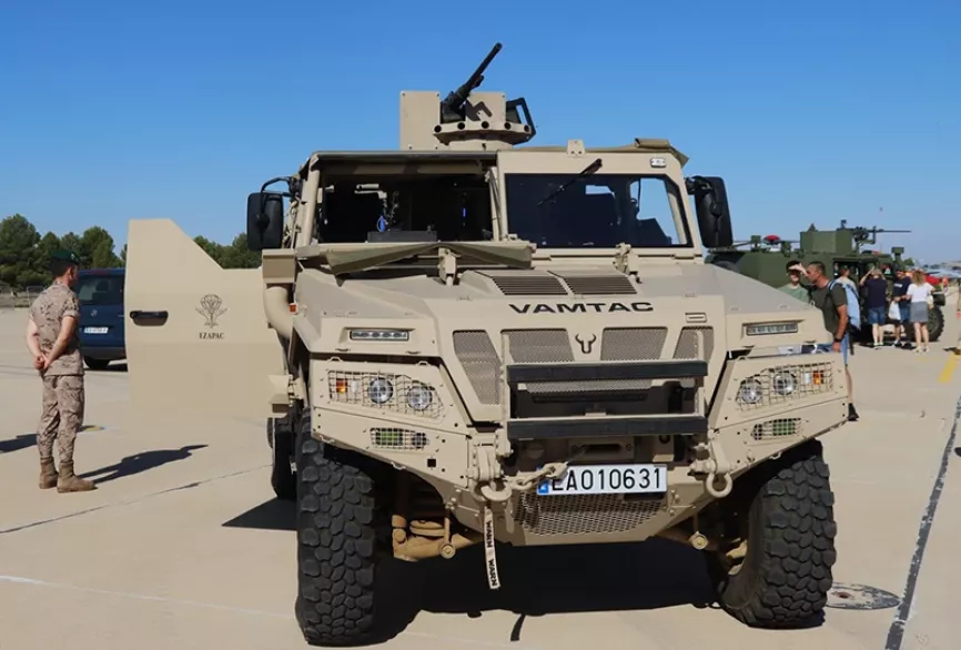 Vista frontal del nuevo VMOE del EZAPAC, en las puertas figura el escudo del Escuadrón. Foto: Julio Maíz
