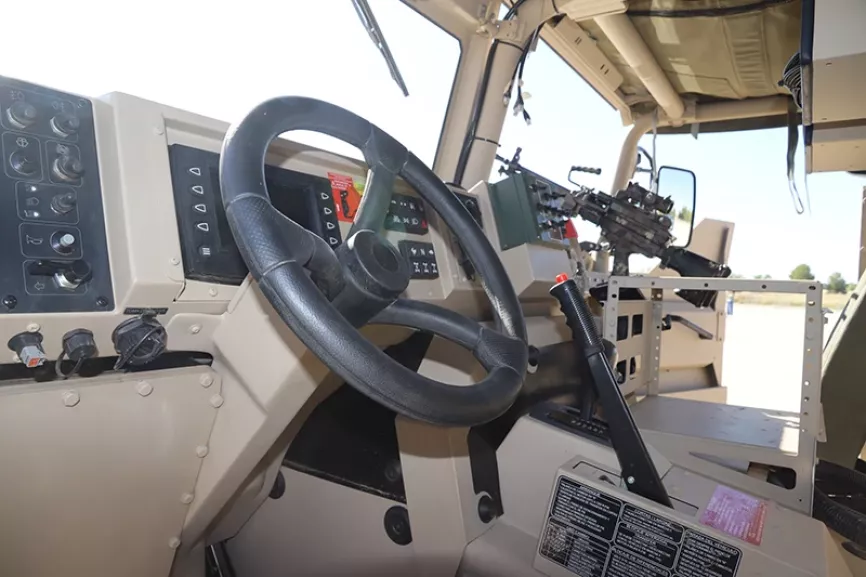 Detalle de la cabina del VMOE, al fondo se ve la ametralladora ligera, que usa el tirador que se sienta junto al conductor. Foto: Julio Maíz