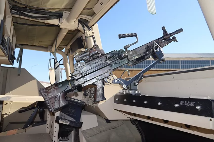 El nuevo VMOE cuenta con un afuste en la parte delantera del habitáculo para una ametralladora, en este caso una FN “Minimi”. Foto: Julio Maíz