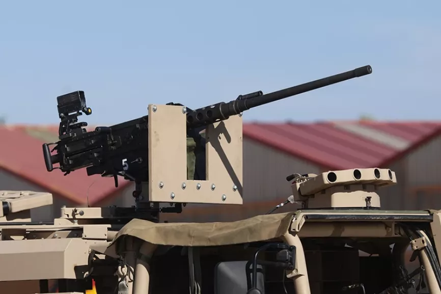 En el techo del VMOE se aprecia el montaje de la ametralladora Browning 12,70 mm., delante el lanzafumigenos ROSY. Foto: Julio Maíz