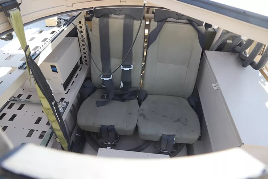 Detalle de los dos asientos que tiene en la parte de atrás el VMOE. Foto: Julio Maíz