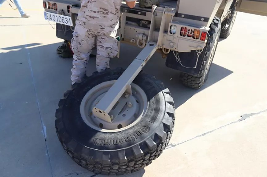 Detalle del sistema donde se fija la rueda de recambio, que es fácilmente abatible. Foto: Julio Maíz
