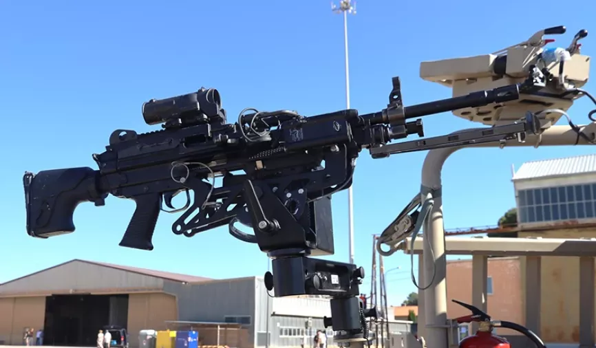 En la parte trasera del VMOE se sitúa un afuste para una ametralladora, en este caso una FN “Minimi”. Foto: Julio Maíz