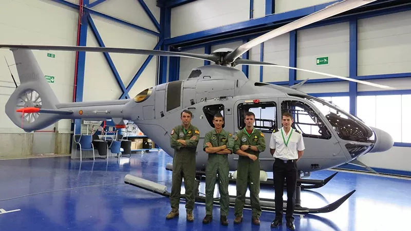 El nuevo helicóptero en el hangar de entregas de Albacete, frente a él personal de la Armada que lo recepcionó. Foto: Armada El nuevo helicóptero en el hangar de entregas de Albacete, frente a él personal de la Armada que lo recepcionó. Foto: Armada