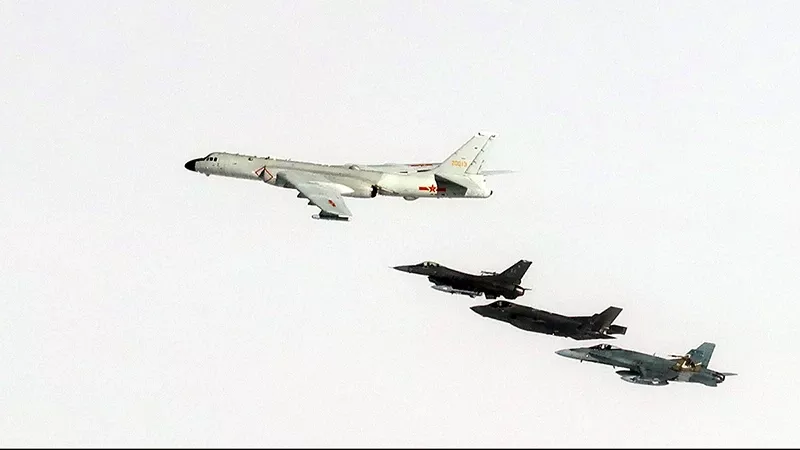 Uno de los H-6 chinos “escoltado”, de izquierda a derecha, un F-16, un F-38 y un F/A-18 de Canadá. Foto: NORAD Uno de los H-6 chinos “escoltado”, de izquierda a derecha, un F-16, un F-38 y un F/A-18 de Canadá. Foto: NORAD