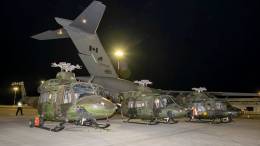 Los tres CH-146 desplegados en Letonia, detrs el CC-117 que los llevo a Riga.  (Foto Ministerio de Defensa de Canad)