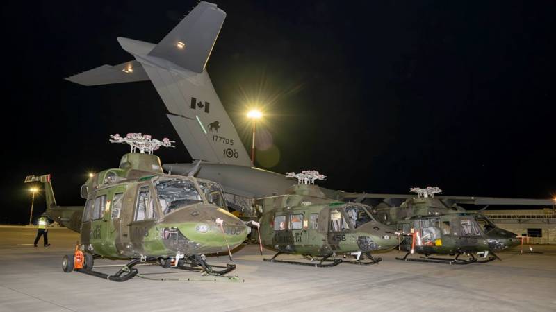 Los tres CH-146 desplegados en Letonia, detrás el CC-117 que los llevo a Riga. (Foto Ministerio de Defensa de Canadá) Los tres CH-146 desplegados en Letonia, detrás el CC-117 que los llevo a Riga. (Foto Ministerio de Defensa de Canadá)