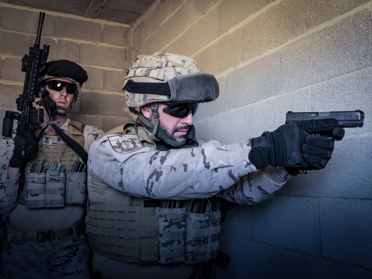 La pistola G45 en manos de un profesional del TEAR. (foto José Antonio Almarza) La pistola G45 en manos de un profesional del TEAR. (foto José Antonio Almarza)