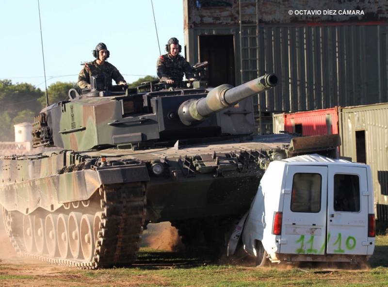 Ceuta o Melilla, donde ahora hay Leopard 2A4, serían un buen lugar de despliegue del hipotético carro medio. (Octavio Díez Cámara) Ceuta o Melilla, donde ahora hay Leopard 2A4, serían un buen lugar de despliegue del hipotético carro medio. (Octavio Díez Cámara)