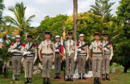 El coronel Jean-Luc Grossin (izq) nuevo comandante del 3REI y el coronel Jean-Pierre Royet (der) comandante saliente, detr�s colores del 3REI. (Foto: Legion Etrangere)
