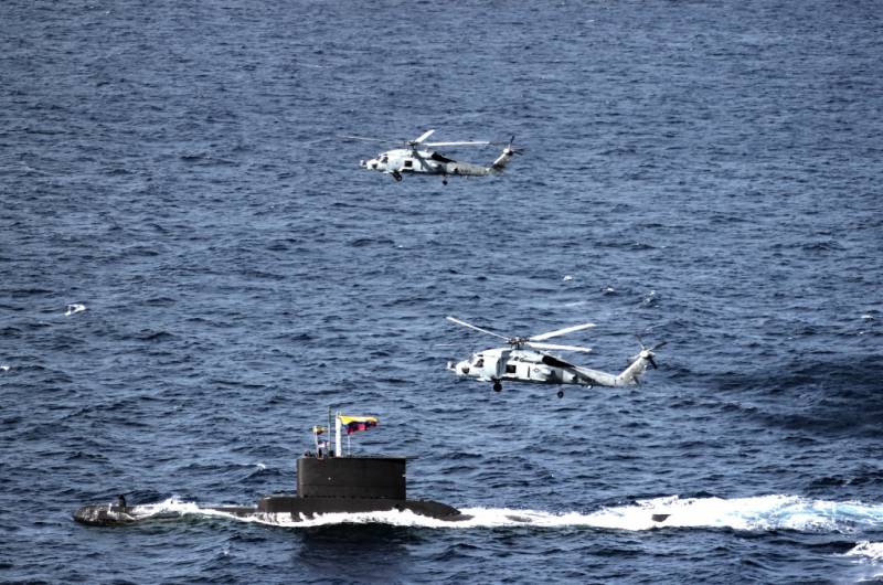 Submarino ARC Tayrona interactuando con helicópteros MH-60R Seahawk de los Estados Unidos en DESI 2024. Submarino ARC Tayrona interactuando con helicópteros MH-60R Seahawk de los Estados Unidos en DESI 2024.