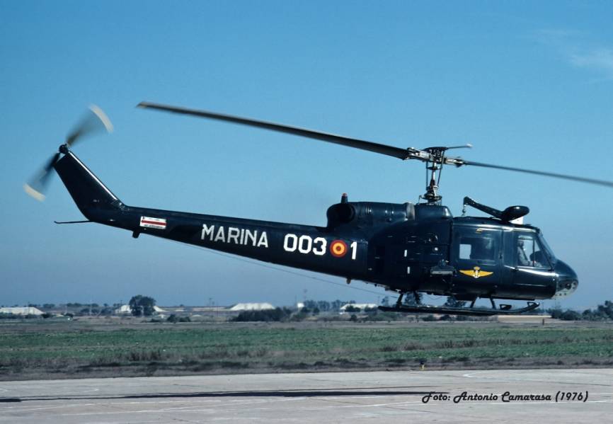 El primero de los AB-204B que empleó la Tercera Escuadrilla, el Z.8-1 003-1, lleva los títulos de Marina, que hacían alusión al entonces Ministerio de Marina. (foto Antonio Camarasa)