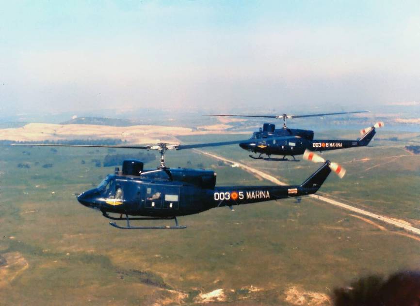 En la primera época los AB-212, también estuvieron pintados de azul oscuro, llevando los referidos títulos de Marina. (foto FLOAN)