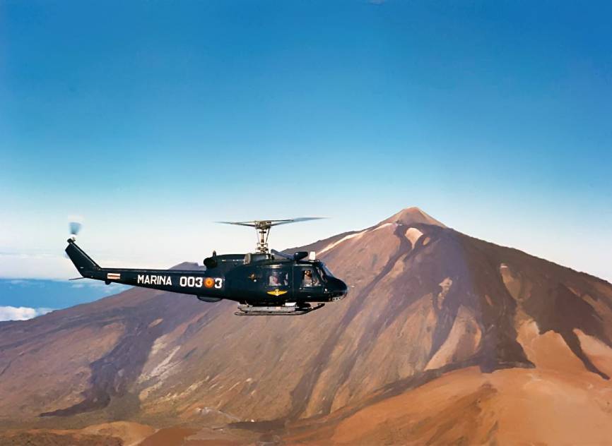 Preciosa imagen de un AB-204B sobrevolando el tinerfeño volcán Teide. (foto FLOAN)