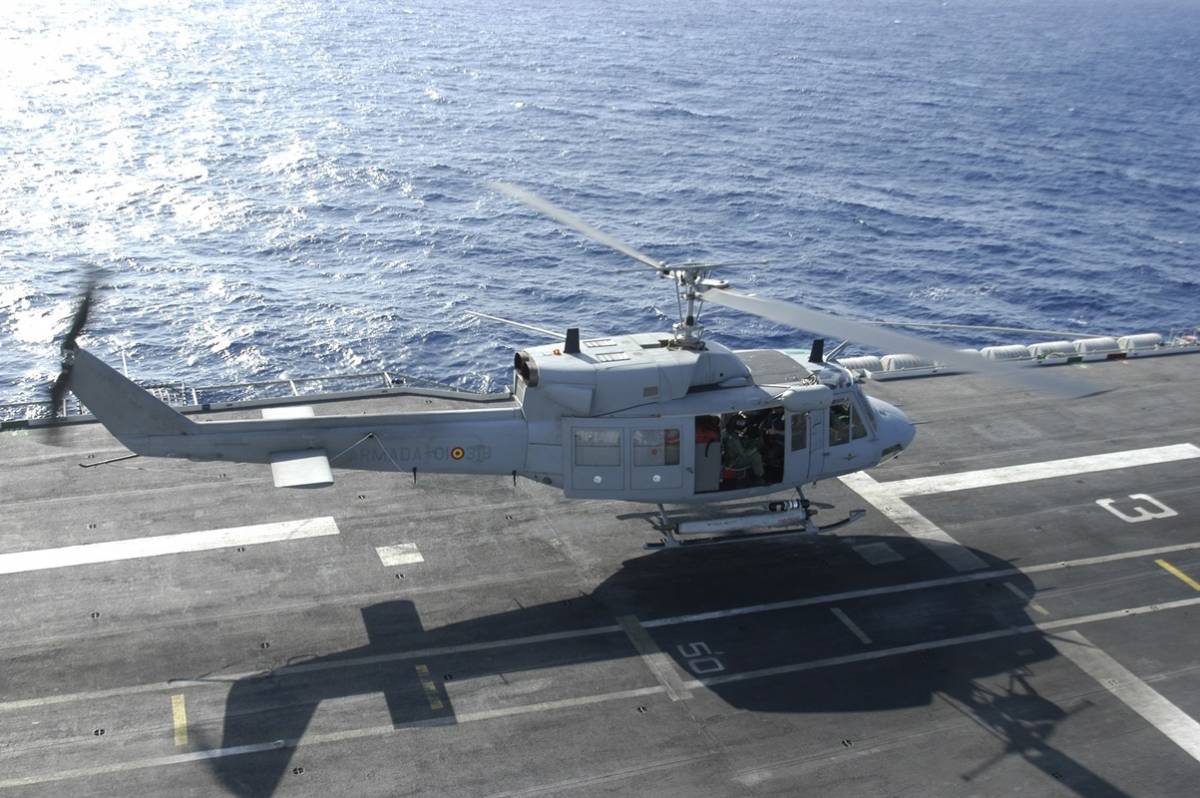 Tras pasar los AB-212 al rol principal de apoyo a la Infantería de Marina, se retiraron sus sistemas ASW, como era el gran radar y el radomo sito sobre el fuselaje. (foto Julio Maíz) Tras pasar los AB-212 al rol principal de apoyo a la Infantería de Marina, se retiraron sus sistemas ASW, como era el gran radar y el radomo sito sobre el fuselaje. (foto Julio Maíz)