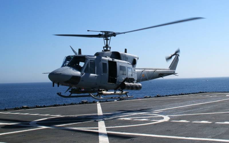 Uno de los AB-212 tomando en la cubierta del navío de asalto anfibio “Galicia”, lleva el sistema de lanzacohetes de 70 mm. (foto Julio Maíz) Uno de los AB-212 tomando en la cubierta del navío de asalto anfibio “Galicia”, lleva el sistema de lanzacohetes de 70 mm. (foto Julio Maíz)