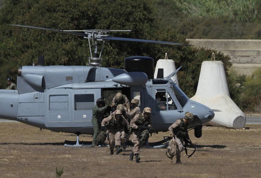 La principal misión de los AB-212 desde 1987 es el apoyo a la Fuerza de Infantería de Marina en la guerra anfibia.