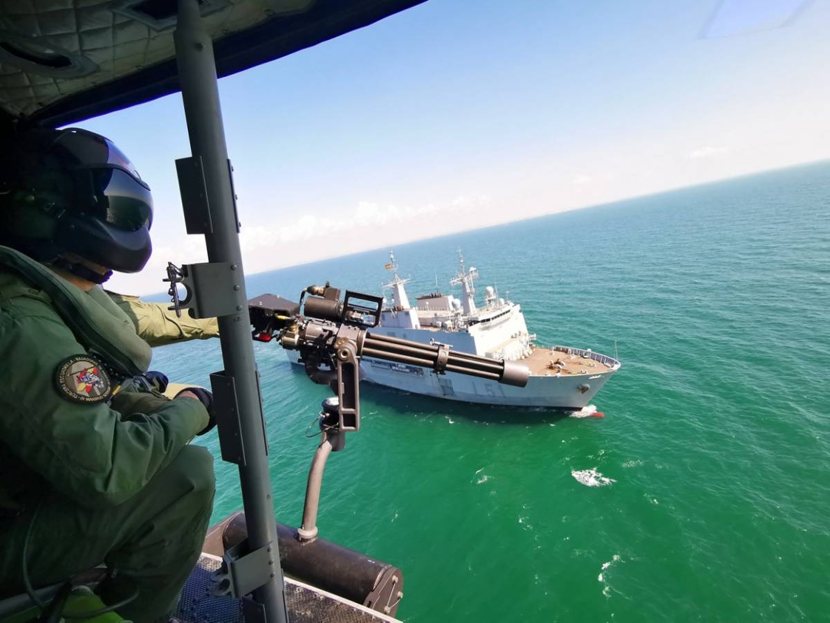 En su proceso de modernización se integró la ametralladora de tipo Gatling M-134D de Dillon Aero de 7,62 mm., a la derecha se ve el LPD “Galicia”. (foto FLOAN) En su proceso de modernización se integró la ametralladora de tipo Gatling M-134D de Dillon Aero de 7,62 mm., a la derecha se ve el LPD “Galicia”. (foto FLOAN)