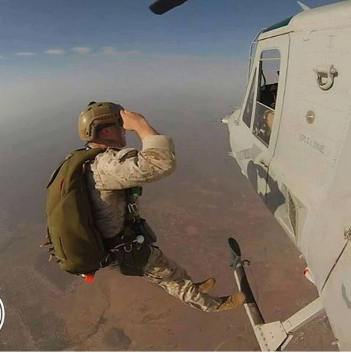 Espectacular imagen de un paracaidista saludando a la dotación del AB-212 del que acaba de saltar en la modalidad de apertura manual. (foto FLOAN) Espectacular imagen de un paracaidista saludando a la dotación del AB-212 del que acaba de saltar en la modalidad de apertura manual. (foto FLOAN)