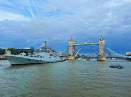 La fragata INS �Tabar� en el T�mesis, al fondo se ve el emblem�tico puente victoriano de la torre de Londres. (foto Indian Navy)