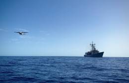 La fragata Victoria y a la izquierda un CN235. (foto MARCOM)