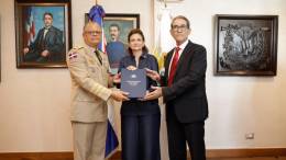 La vicepresidenta de Rep�blica Dominicana, Raquel Pe�a, posesiona al teniente general (ERD) Carlos A. Fern�ndez Onofre como nuevo ministro de Defensa (Foto: MIDE)