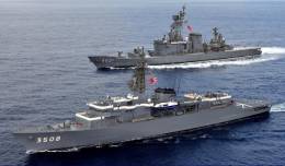 El buque escuela "Kashima", en primer plano, y el �Shimakaze�. (foto JMSDF)