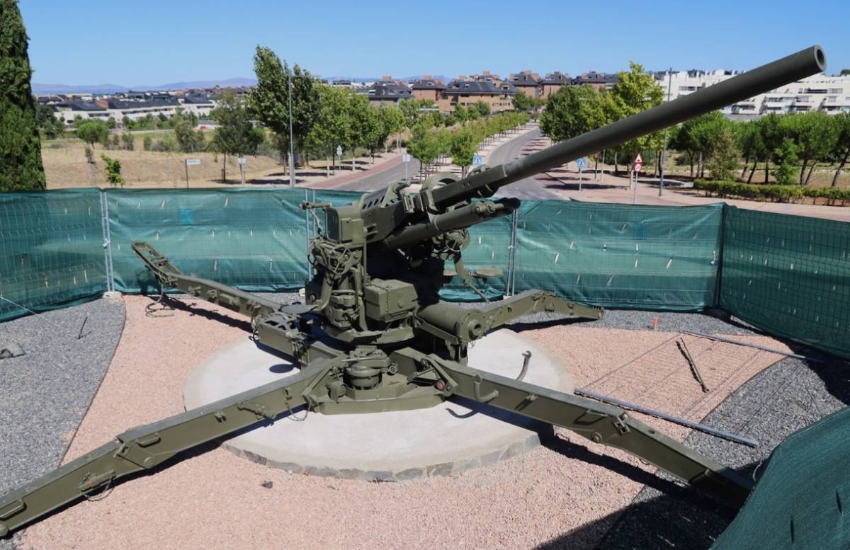 El cañón antiaéreo norteamericano 90/50 mm M1 instalado en Boadilla del Monte. (foto Julio Maíz Gutiérrez) El cañón antiaéreo norteamericano 90/50 mm M1 instalado en Boadilla del Monte. (foto Julio Maíz Gutiérrez)