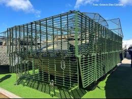 La evoluci�n del BTR-22 Evo incluye una vistosa rejilla que cubre todos sus costados para evitar la llegada al blindaje de diferentes amenazas. (Octavio D�ez C�mara)