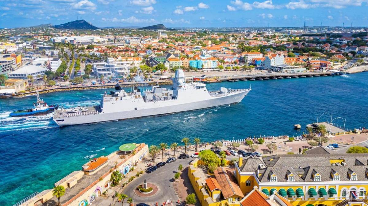 La fragata misilística y de comando HNLMS Tromp (F803) en el puerto de Willemstad. (Foto: Defensa en el Caribe) La fragata misilística y de comando HNLMS Tromp (F803) en el puerto de Willemstad. (Foto: Defensa en el Caribe)