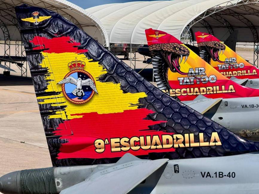 Detalle de las tres colas, en primer plano la del TAV-8B, viniladas por el personal de la FLOAN. (Foto FLOAN)