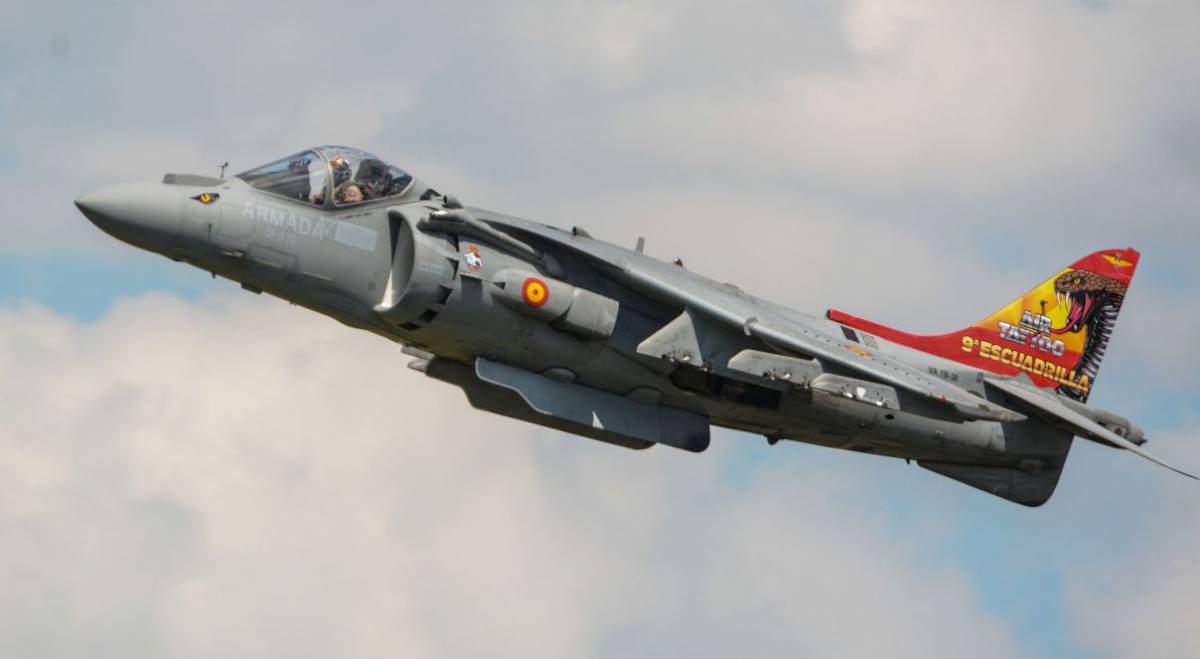 Uno de los AV-8B especialmente pintado en vuelo. (Foto FLOAN) Uno de los AV-8B especialmente pintado en vuelo. (Foto FLOAN)