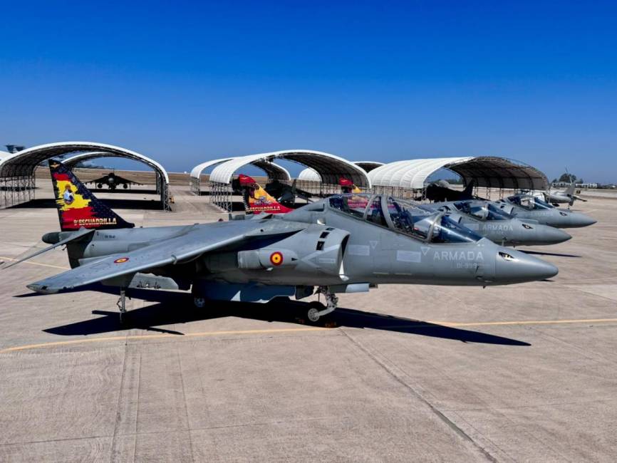Espectacular imagen de los tres “Harrier” especialmente pintados, en la plataforma de su base, la de Rota (Cádiz). (Foto FLOAN)