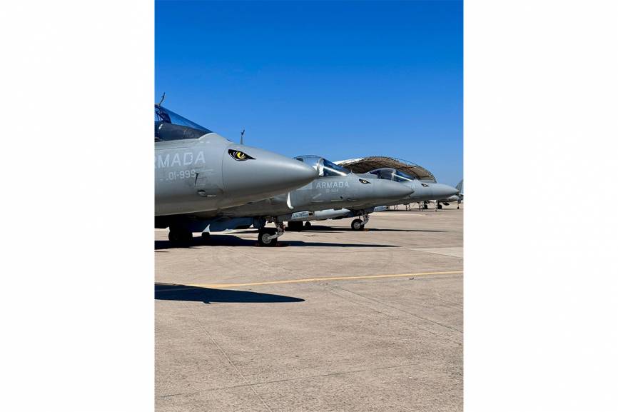 Los tres “Harrier” II llevan en la parte delantera los “ojos” de la cobra, que es el código radio de la Novena Escuadrilla. (Foto FLOAN)