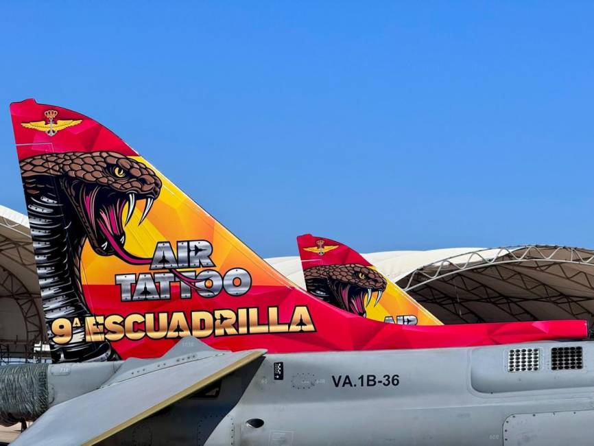 Detalle de las colas de dos los AV-8B que estuvieron presentes en el Air Tatoo. (Foto FLOAN)