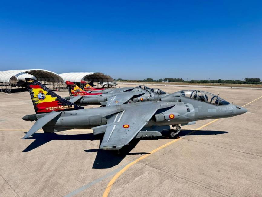 Con un poco de altura se ven muy bien los tres veteranos aparatos, especialmente decorados por la Armada española. (Foto FLOAN)