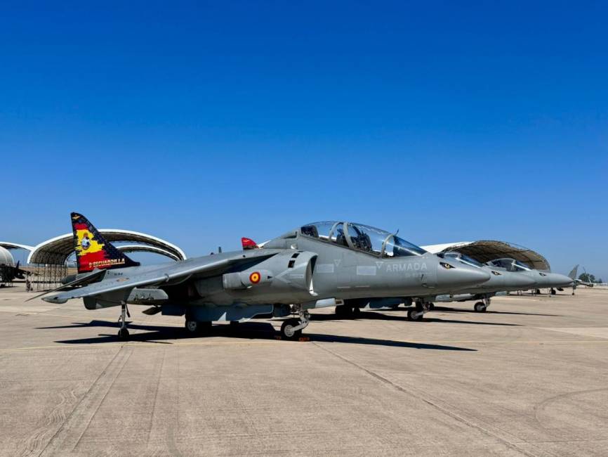 En primer plano el especialmente vinilado biplaza TAV-8 de Novena Escuadrilla. (Foto FLOAN)