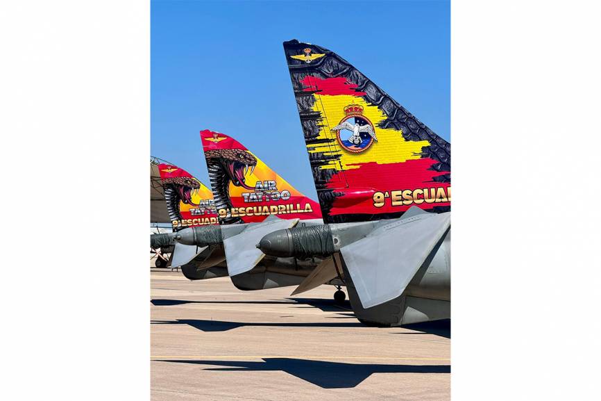 La rojigualda bandera nacional de España sirve de fondo a las decoraciones especiales diseñadas por Sergio Muriel. (Foto FLOAN)