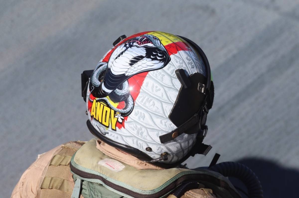 También, los cascos de algunos pilotos de la Novena Escuadrilla están decorados con esquemas diseñados por el artista extremeño. (Foto Julio Maíz) También, los cascos de algunos pilotos de la Novena Escuadrilla están decorados con esquemas diseñados por el artista extremeño. (Foto Julio Maíz)