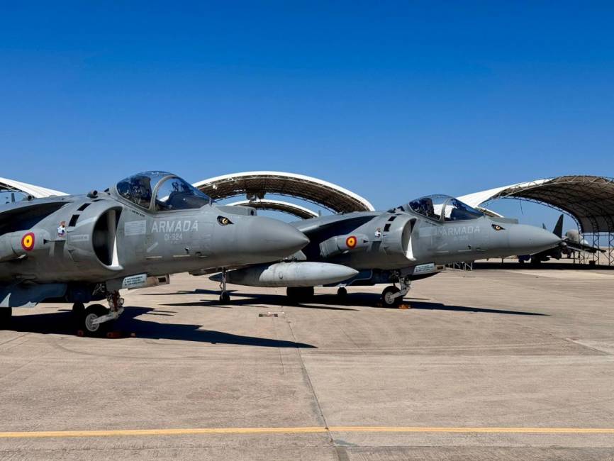 Los “ojos” de la cobra, parecen dar vida a estos dos AV-8B Plus “Harrier” II. (Foto FLOAN)