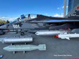 Dos toneladas y media de armas aire-aire y aire-superficie le brindan un amplio potencial de combate para naciones de tipo medio. (Octavio D�ez C�mara)